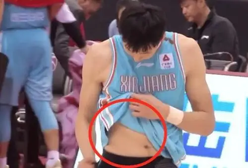 姚明腹肌,易建联腹肌,周琦腹肌,球迷:没有对比就没有伤害