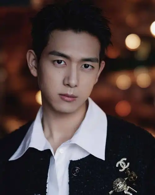 90后男星李现时尚写真:仪表堂堂,英俊帅气