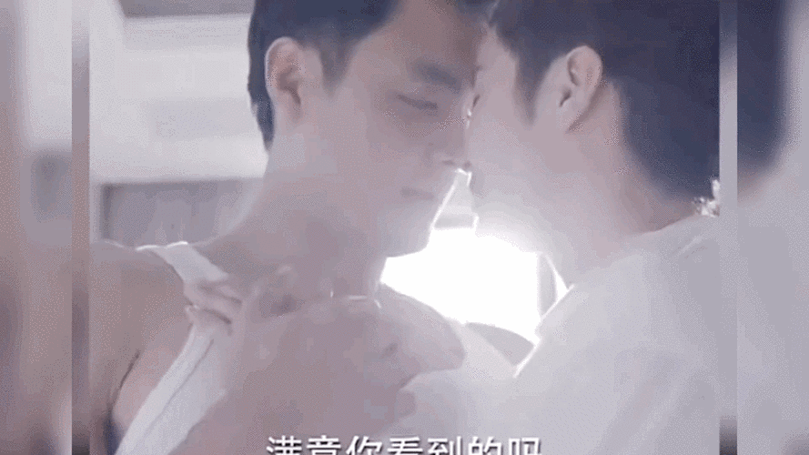 然而,明道并不是她"霍霍"的唯一年轻男演员,之前还有陈柏霖,郑恺和陈