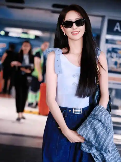 佟丽娅分享机场美照,笑容温柔迷人宛如初恋,与陈思诚离婚后更显魅力