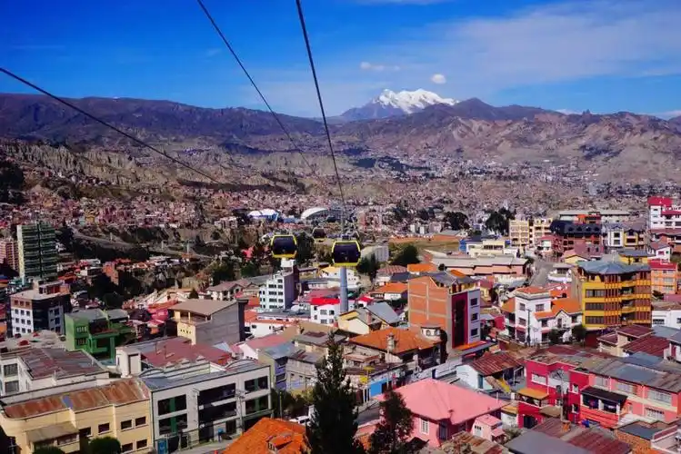 玻利维亚西部平均海拔3640米的安第斯群山间,是世界上海拔最高的首都
