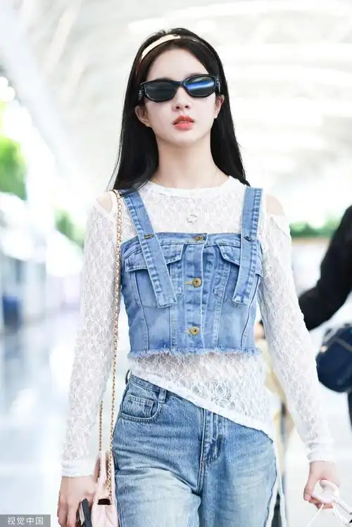 刘些宁露肩绑带蕾丝衫##机场时尚秀