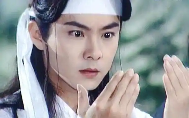 紧接着,26岁的他在《日月神剑》中饰演"月神".