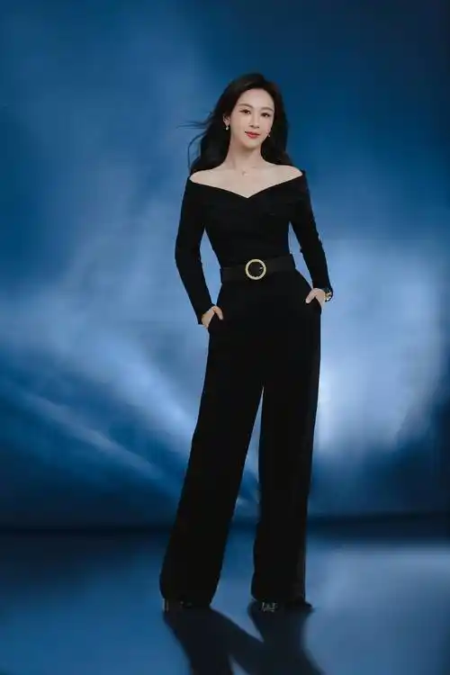 杨紫穿v领上衣大秀香肩一头微卷长发尽显性感魅惑