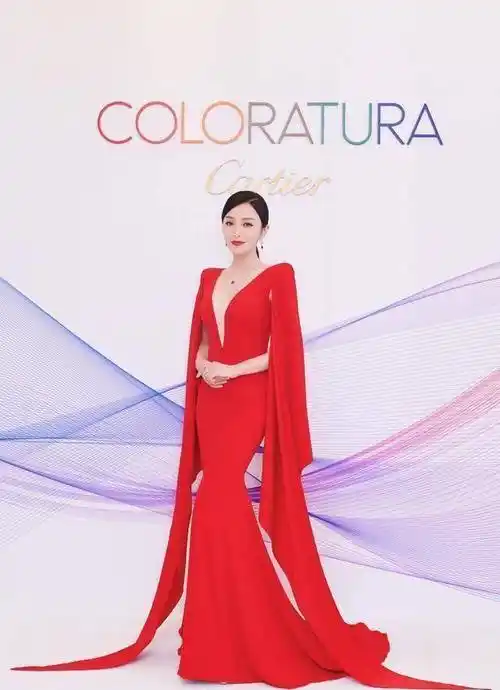 肩部的位置运用了开叉的设计,并且以红色的面料来进行拼接,为秦岚打造