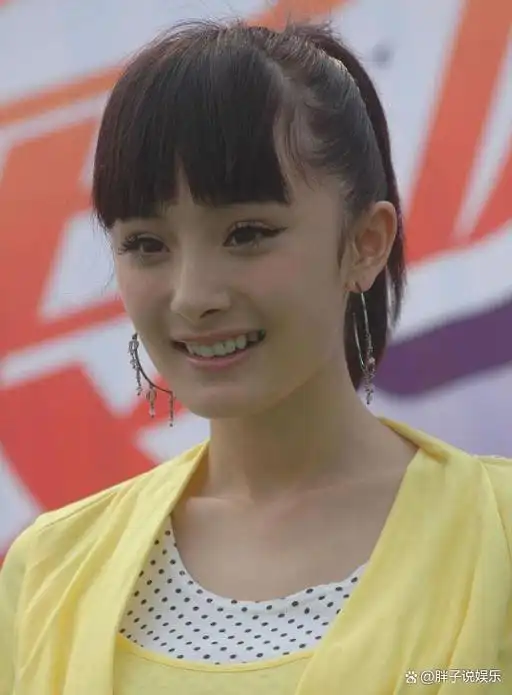杨幂刚出道时到底有多美?看完齐刘海旧照后,整没整容一目了然