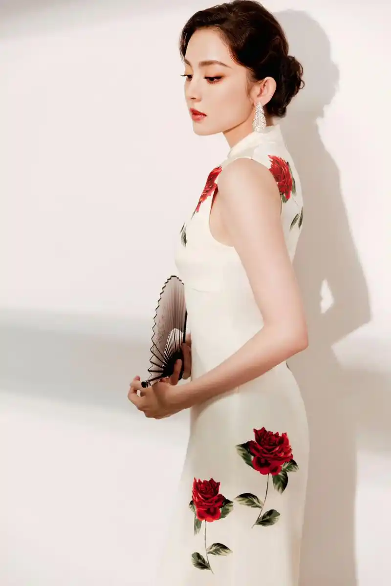 在岁月的织锦里,古力娜扎以旗袍之姿,轻轻掠过时光的尘埃.