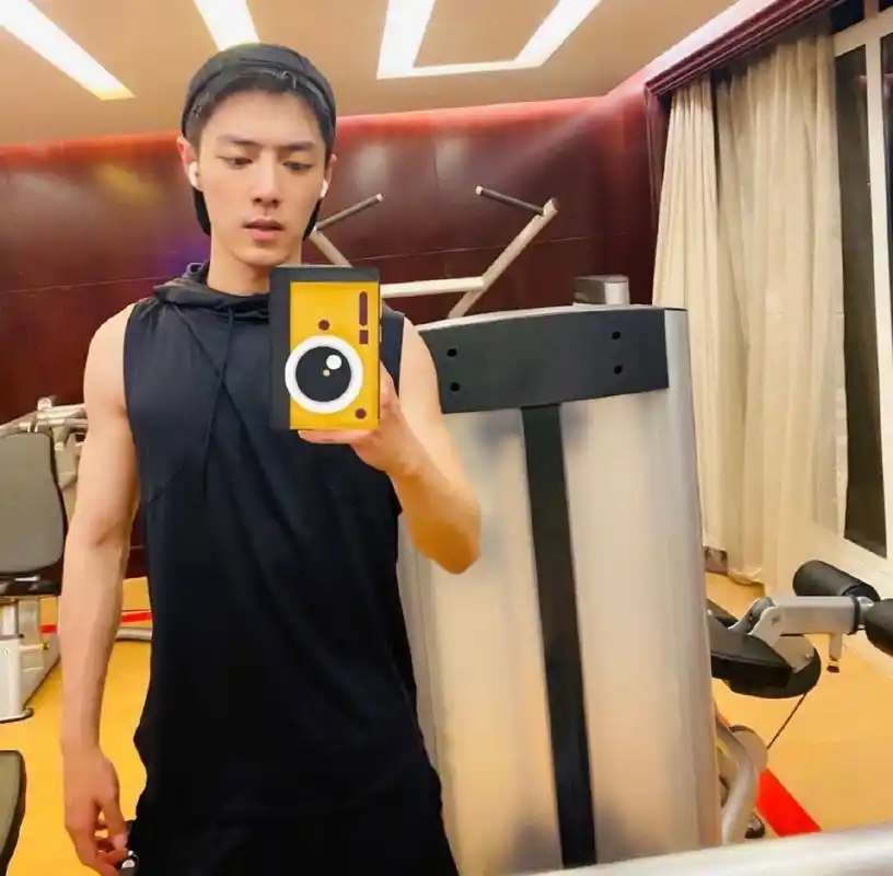 组图肖战健身照穿衣有肉脱衣显瘦这个肌肉线条也太可了