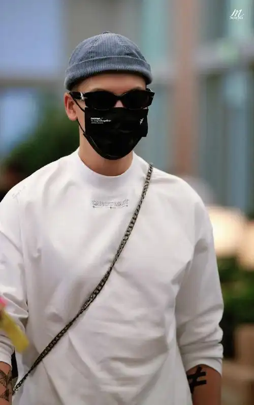 陈伟霆晒机场饭拍##陈伟霆晒站姐拍的机场照