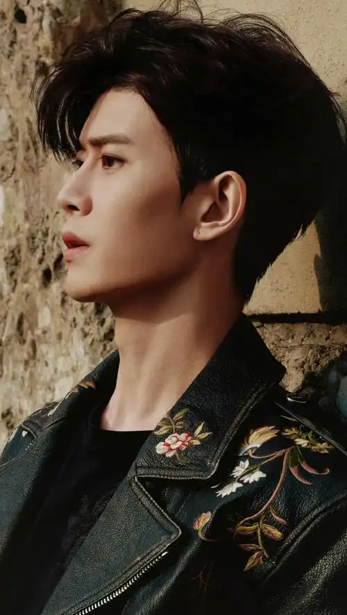 任嘉伦超话  【任嘉伦】工作室帅图调修  日期: 2024年02月22日