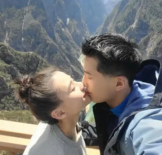 恨嫁了?何超莲晒与窦骁甜蜜合照,自称像结婚邀请函疑好事将近