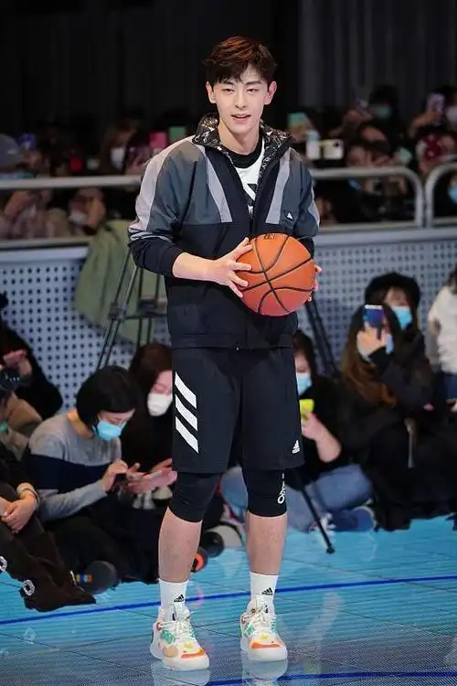 邓伦无修也很帅模特身材惹人羡身穿军绿色套装真有型男气质