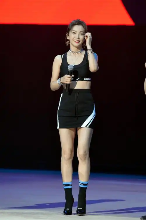 李冰冰素颜跑步再普通不过了,好在脸紧致不松,仍然比同龄人漂亮