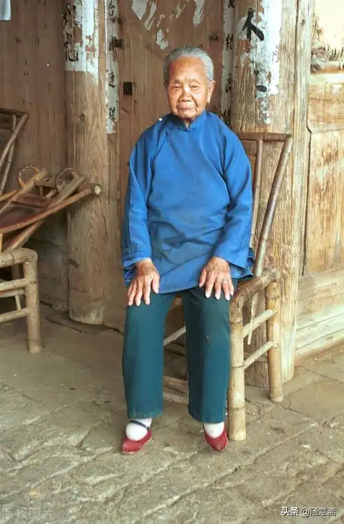 把脚缠成三寸金莲,缠足这种摧残妇女的风俗是从什么时候开始的