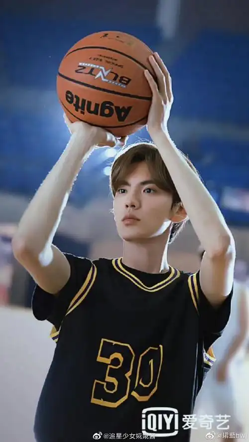 毕雯珺墨白双重身份##毕雯珺腹肌