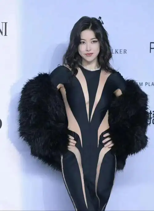 12月7日朱珠穿透视装亮相红毯穿着大胆引发热议