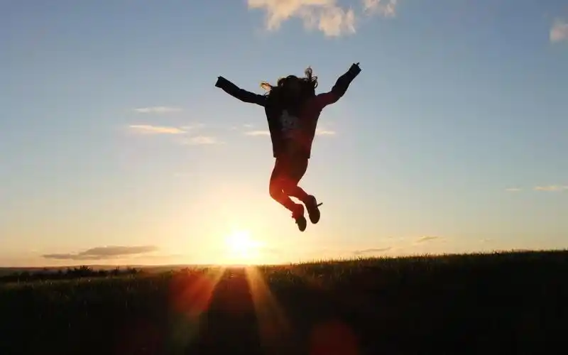 阳光向上有朝气的图片