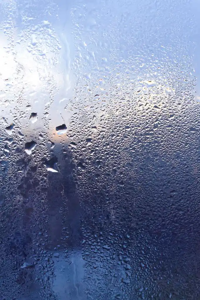 在窗户玻璃上的水滴