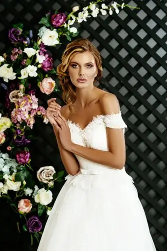 穿着白色婚纱的漂亮金发新娘