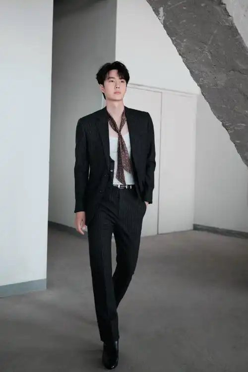 王一博黑西装花领带