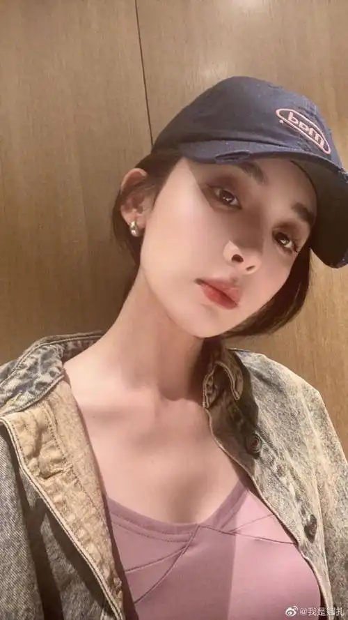 古力娜扎分享旅游美照嘟嘴卖萌超可爱肤白貌美甜如初恋