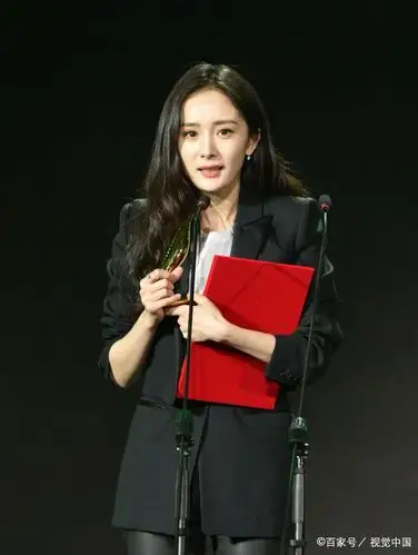 "好演员的路很长!"杨幂亮相第五届好演员奖表彰盛典