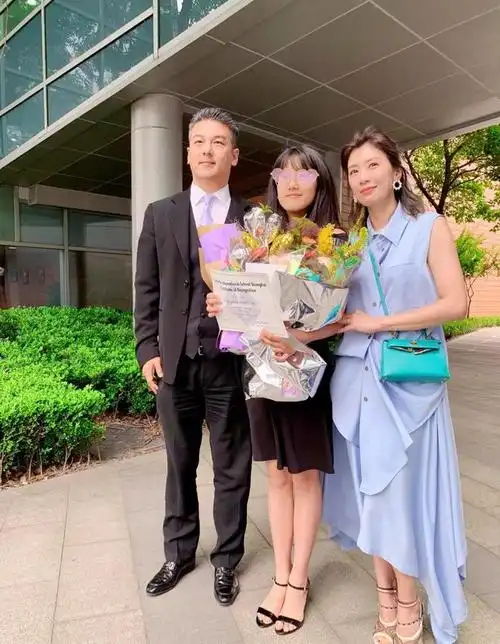 庾澄庆伊能静纽约会合,共同见证儿子恩利大学毕业