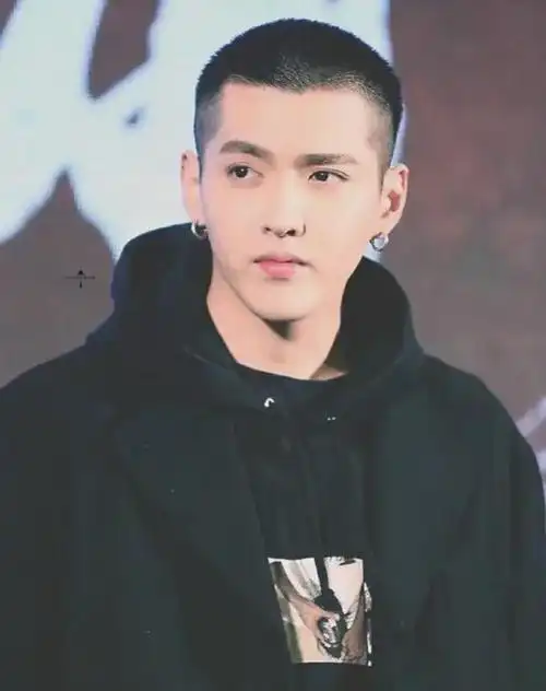 都美竹一口咬定吴亦凡强暴了她,还给他编了一个被人渣强暴的小女孩