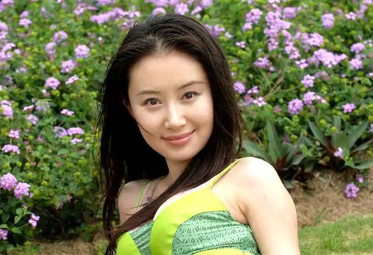 荫》,"……东篱把酒黄昏后,有暗香盈袖……"苏畅饰演董鄂妃时刚16岁