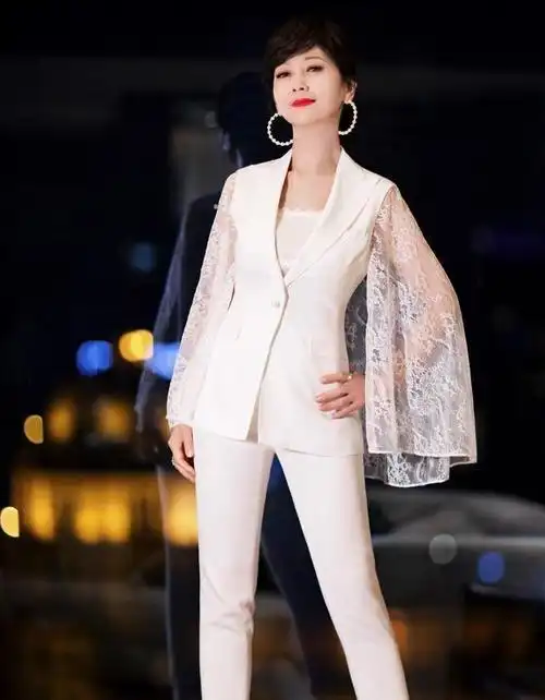 64岁赵雅芝这么穿才气质,卡其色西装优雅又知性,卷发披肩好温柔