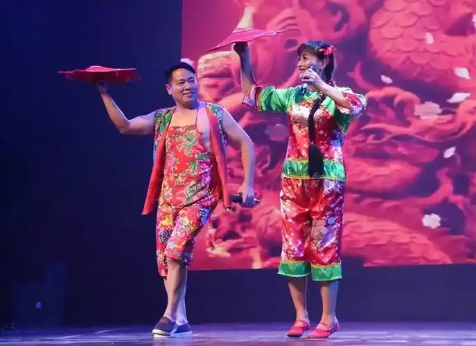 原创二人转演员小黄飞跳槽外站账号仅50万粉丝直播突破1万人气