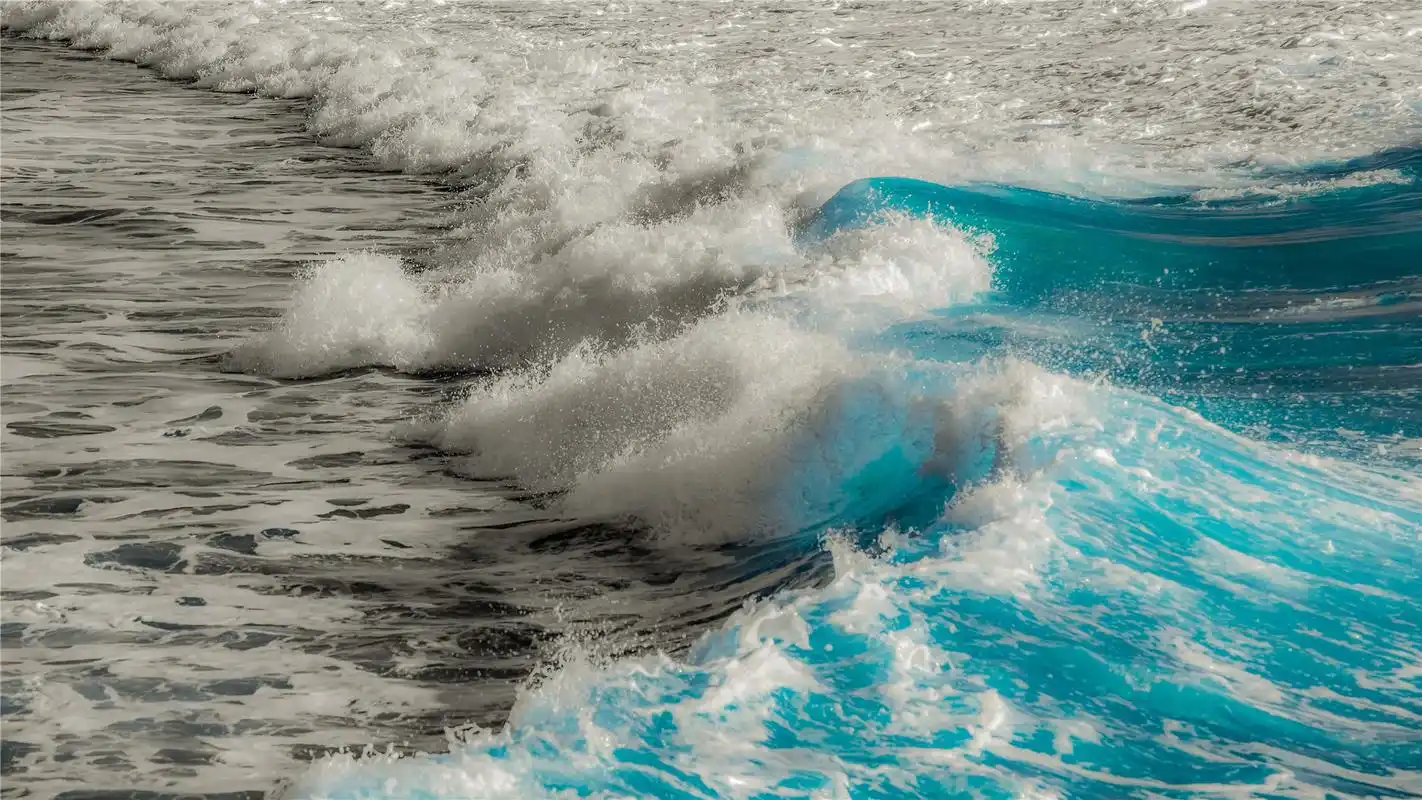海边汹涌浪花高清桌面壁纸