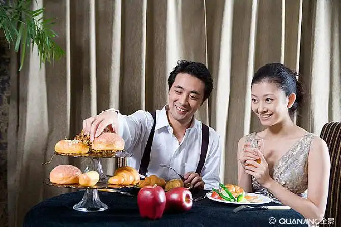 一对男女在吃西餐