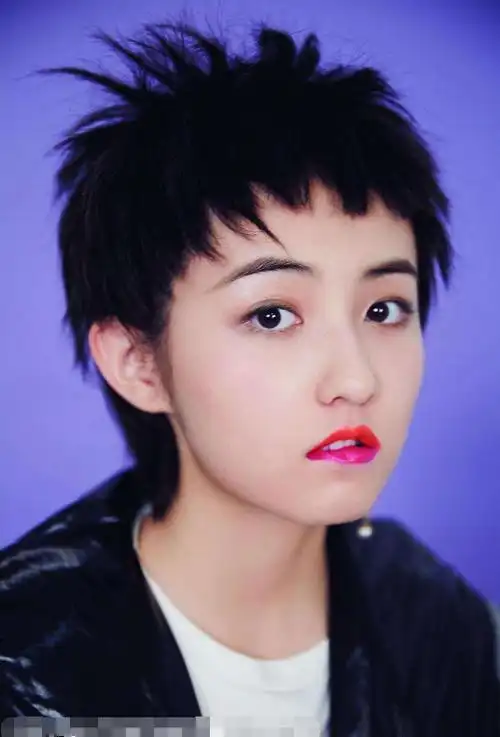 00后女星剪短发:忍了张子枫,忍了段奥娟,却被蒋依依沦陷!