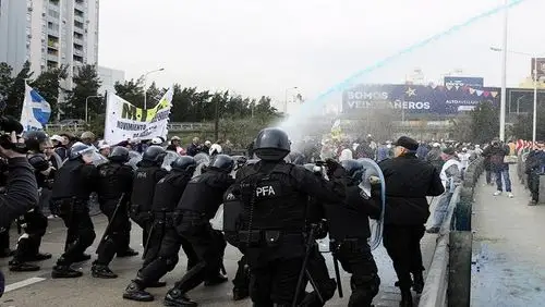 阿根廷联邦警察镇压抗议退休