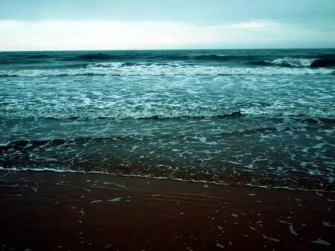 我见到了终于见到了         那宽阔无边的大海