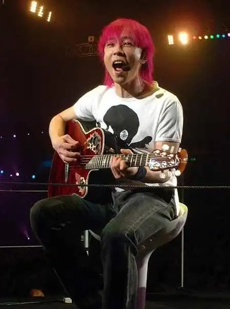 这首歌曲也是黄贯中经典的特殊风格的表现,中间音乐的节奏变奏很快