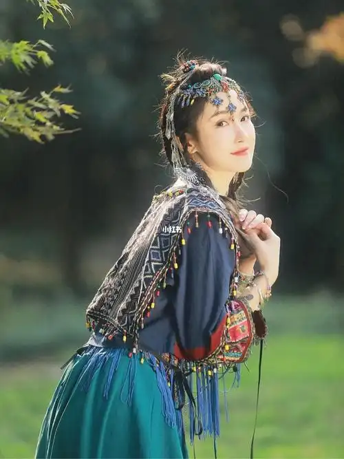 有阳光真的超好拍呀#神仙客妹  #苗族少女 #苗疆女子  #苏州约拍