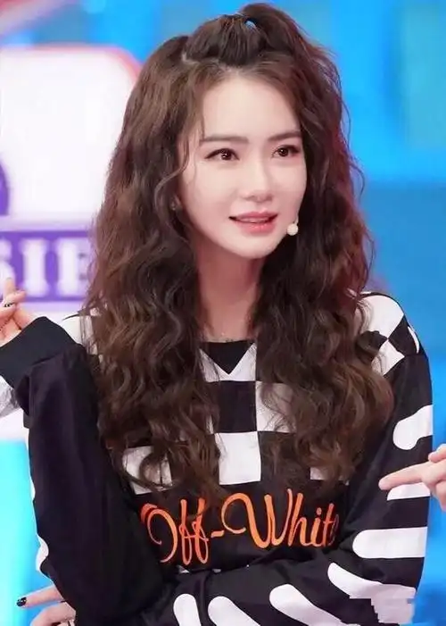 戚薇橙色西装双丸子头(戚薇解锁终极丸子头)(7)