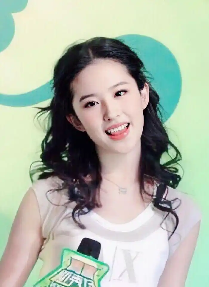 2007年刘亦菲出席活动,87年出生的她刚好20岁,年轻美丽,洋溢着青春的