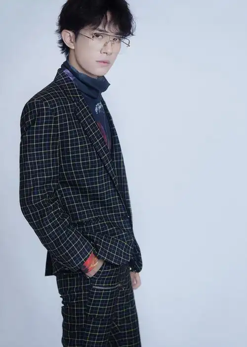 易烊千玺穿格纹西装配金丝眼镜尽显绅士风度