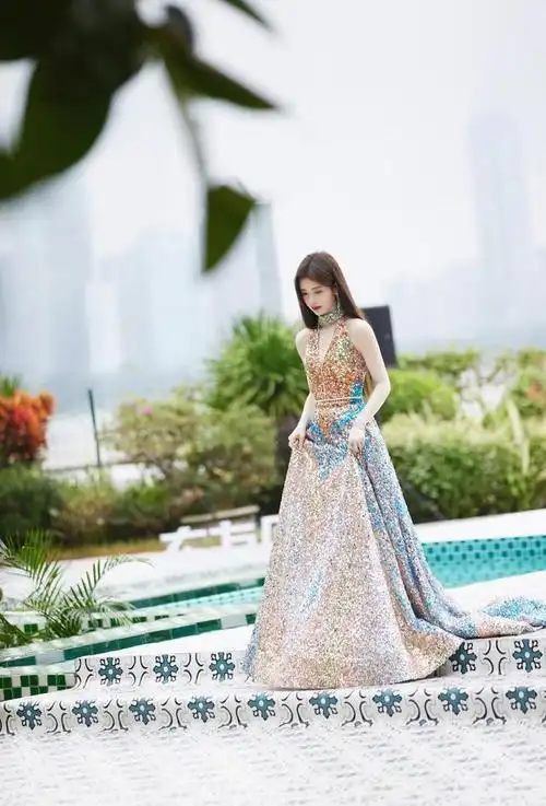 鞠婧祎红毯造型太惊艳,金色流彩亮片礼服长裙,优雅高贵又时尚