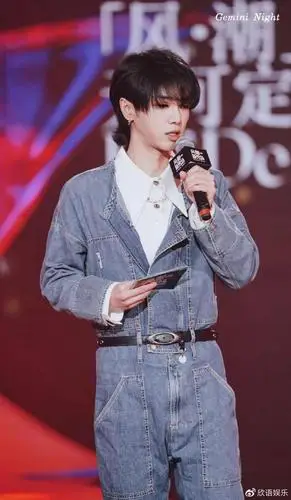 华晨宇壁纸这神仙颜值太绝了帅气中透露着一丝俏皮