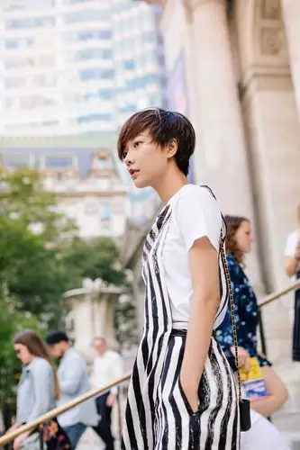 近日,一组王珞丹在纽约街头的街拍大片曝光.