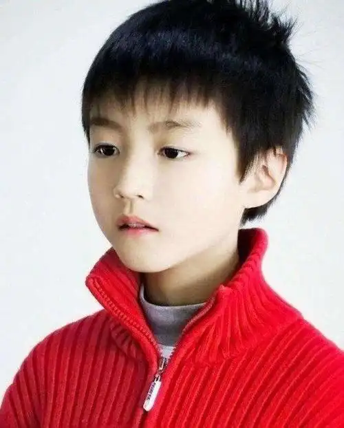 王俊凯童年图照合集 从小就拿捏着非凡气质的凯boss