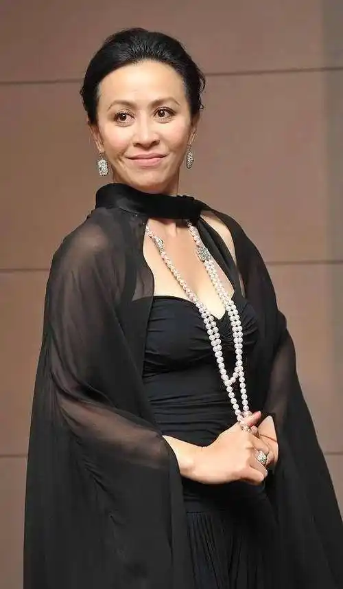 原创刘嘉玲年龄越大穿得越少了一身低身材黑裙系着薄纱披肩真是时尚