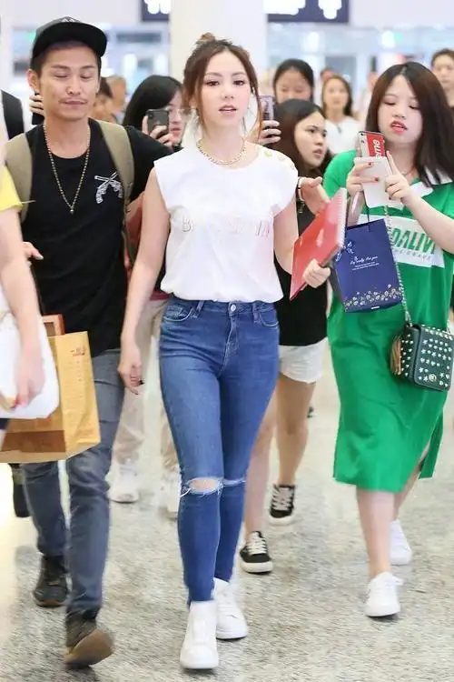 31岁的邓紫棋:从"矮胖丑"变"高瘦美",只脱掉了一条皮裤