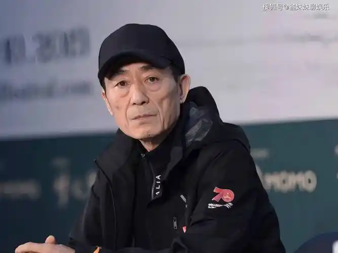 张艺谋儿子参加巴黎名媛舞会,成为了舆论的焦点,网友质疑其资格_张壹