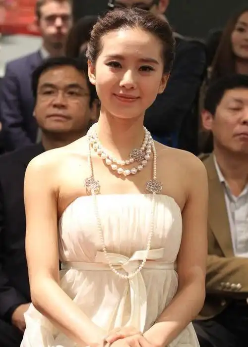 刘诗诗和林心如差11岁看看两位女神谁穿的好看呢