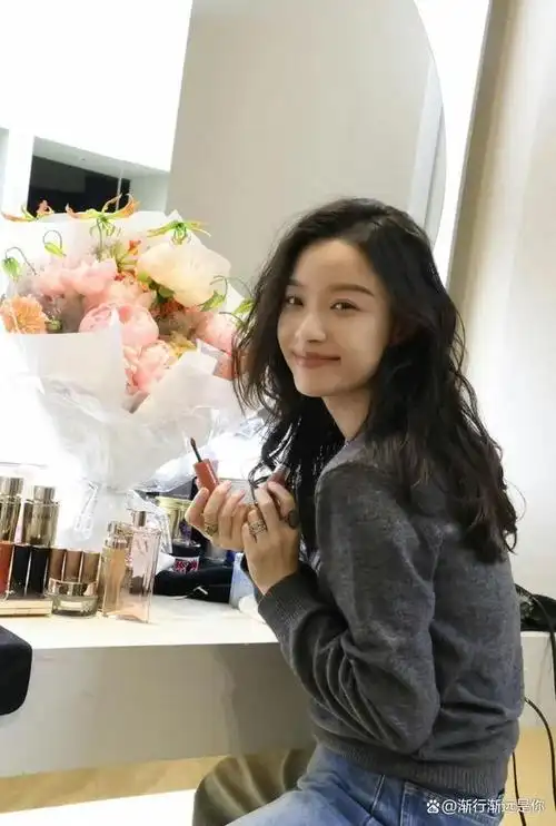 倪妮万种风情谁能抵挡?灰色针织衫搭牛仔裤,手上珐琅戒指很贵气